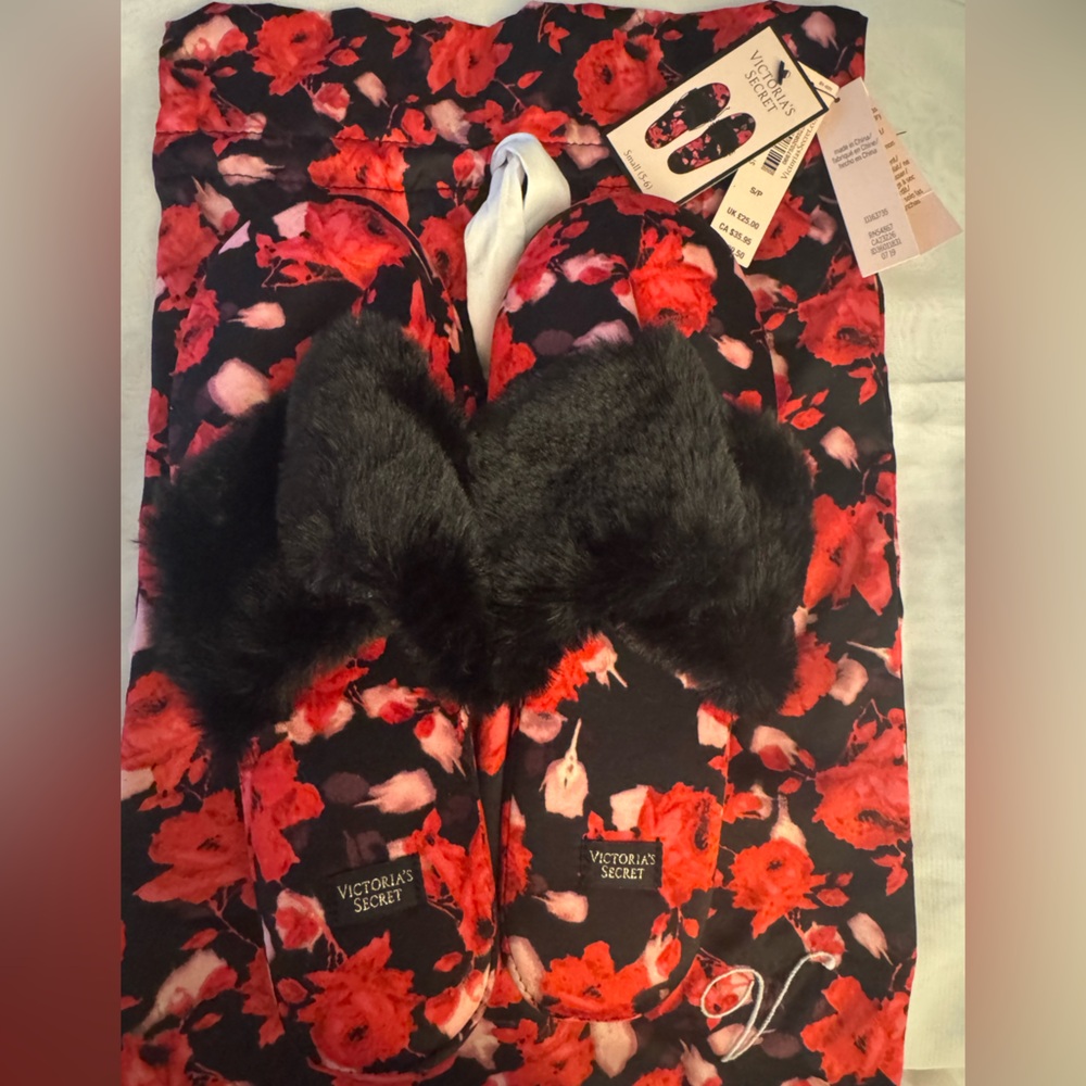 Victoria's Secret floral Fluffy Slippers w/ matching dust bag - NWT - Size S 5/6
